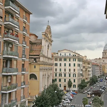 St. Peter's Dome Apartment Rom